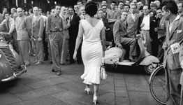 Gli italiani si voltano, Milano 1954